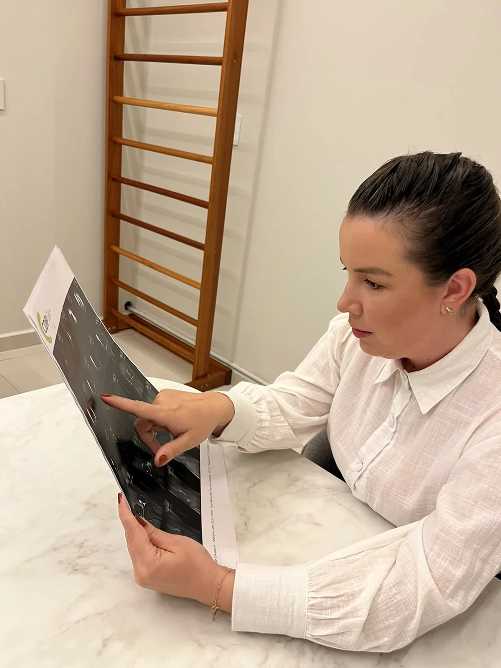 Dra. Rafaela Rigo analisa um exame de imagem no tablet durante a avaliação