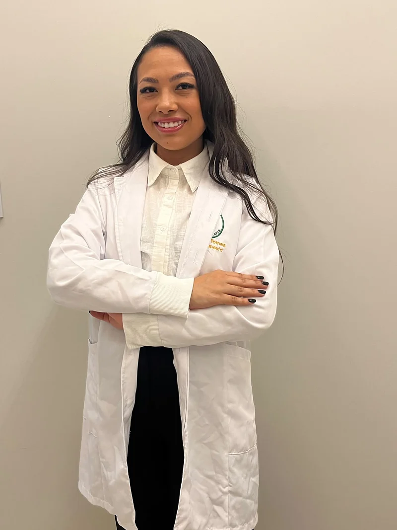 Kalyne Tomas, fisioterapeuta da Saluthe, de jaleco branco